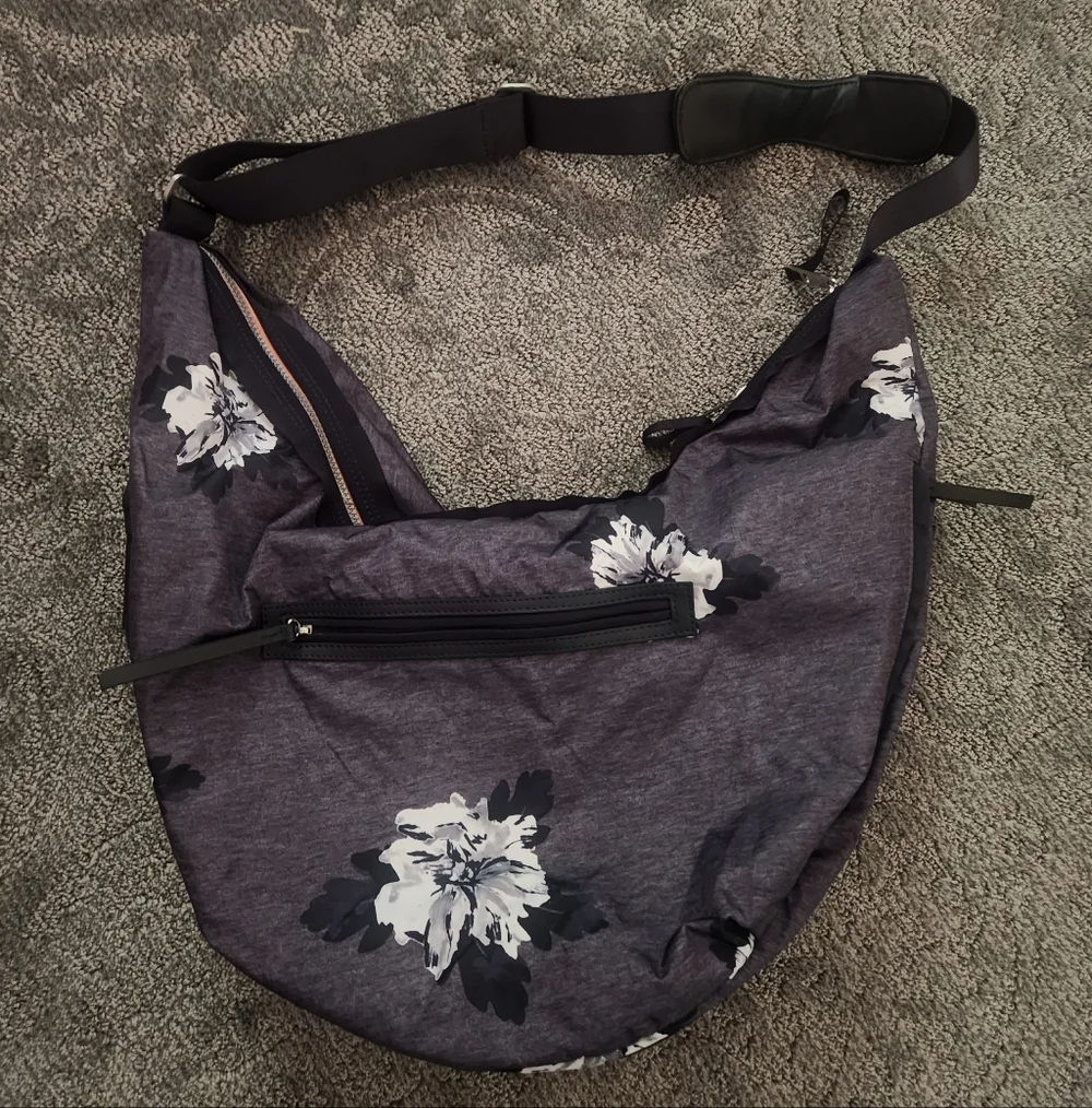 LULULEMON Resolution Hobo Atomic Flower Silver Spoon Black/ Deep Coal Bag